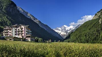 Vista frontal de la propiedad