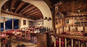 4 restaurants, breakfast, lunch, dinner served; Regional cuisine