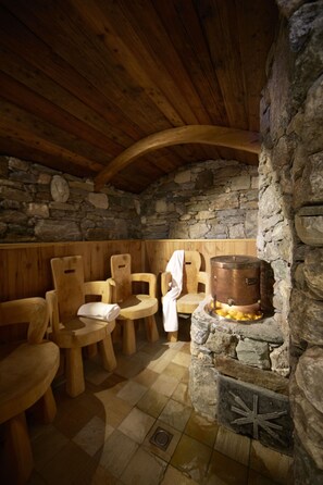 Couples treatment room(s), sauna, hot tub, steam room