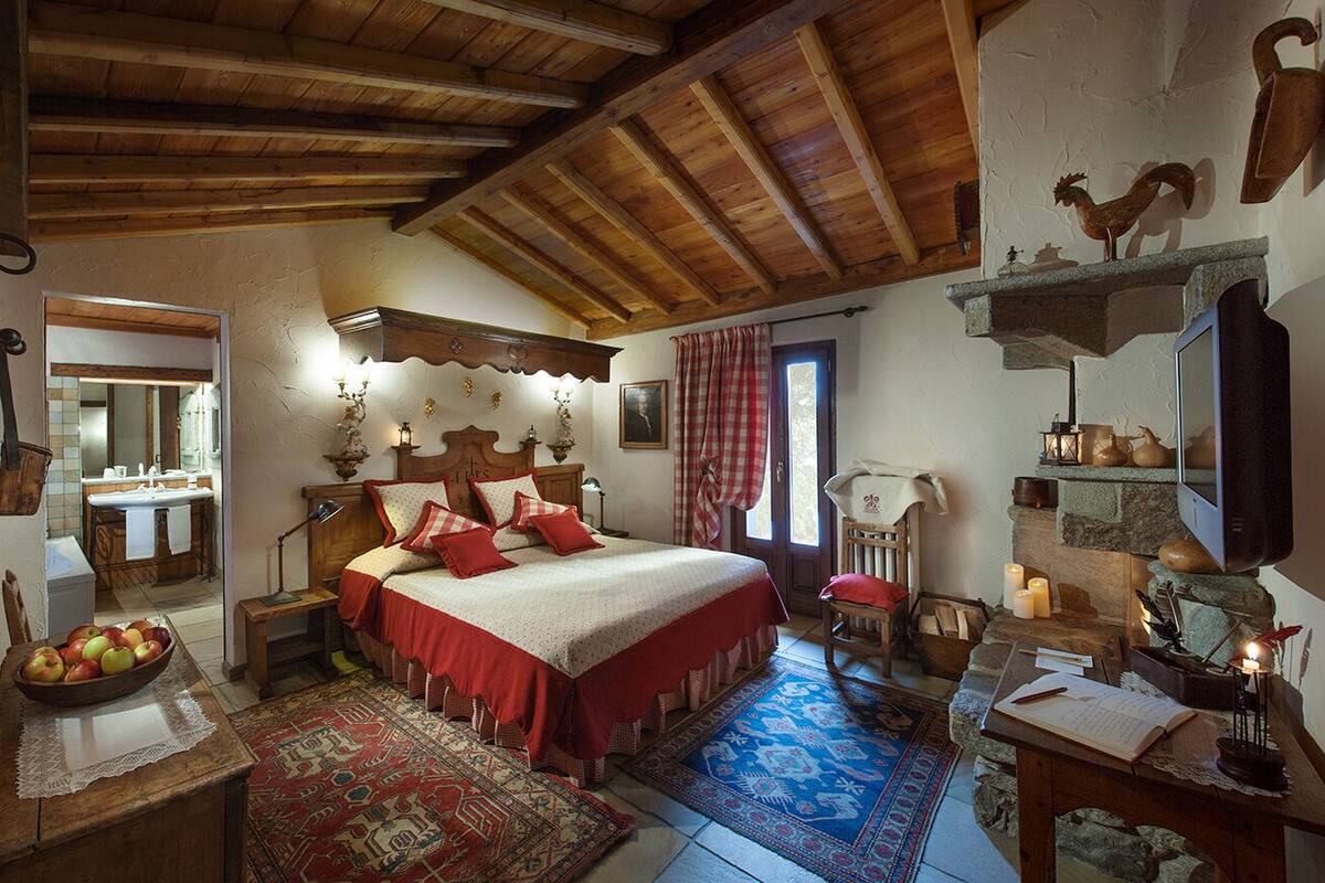 Deluxe Chalet | Hypo-allergenic bedding available, down comforters, minibar