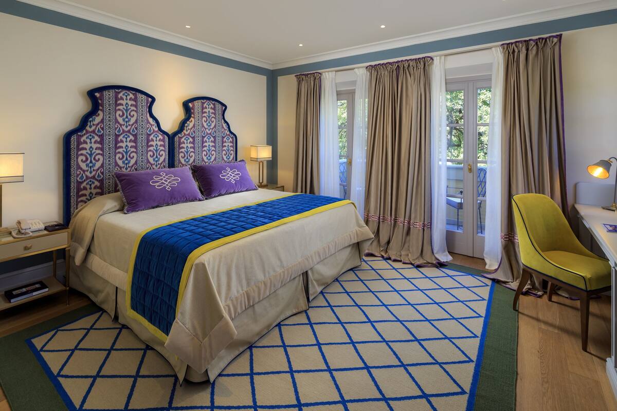 Une chambre avec un grand lit, un bureau et une chaise.