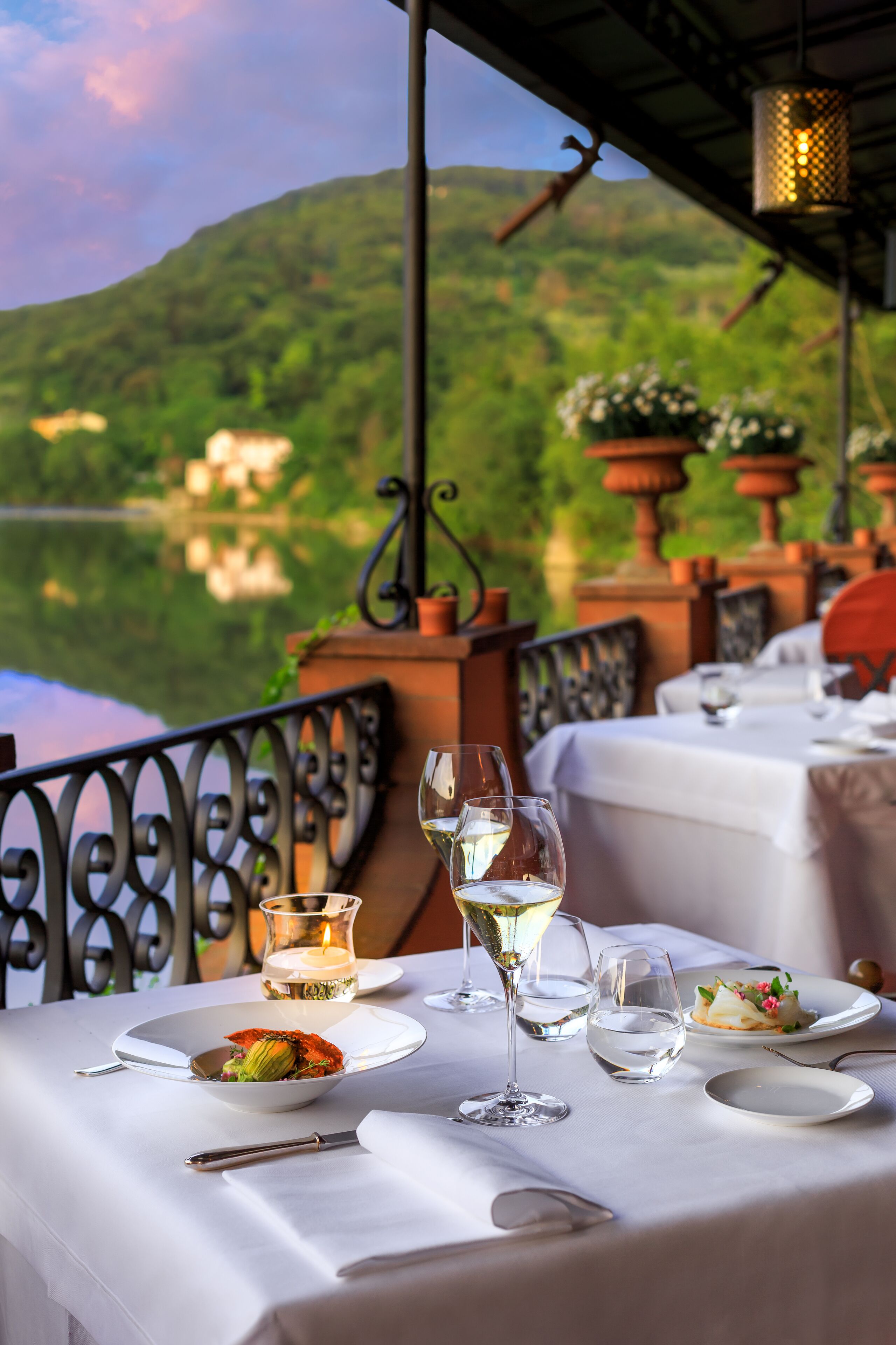 2 restaurants, breakfast served