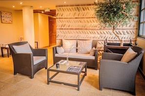 Sauna, hot tub, steam room, Turkish bath/hammam, body treatments