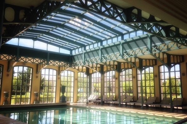 Un sauna, una bañera de hidromasaje, baño turco, baño turco/hammam