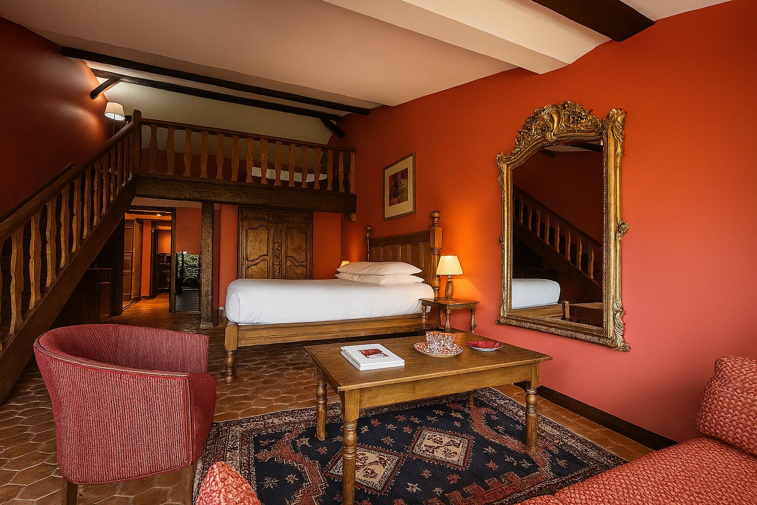 Habitación de hotel con cama, un espejo grande, un escritorio de madera, una silla roja y una escalera.