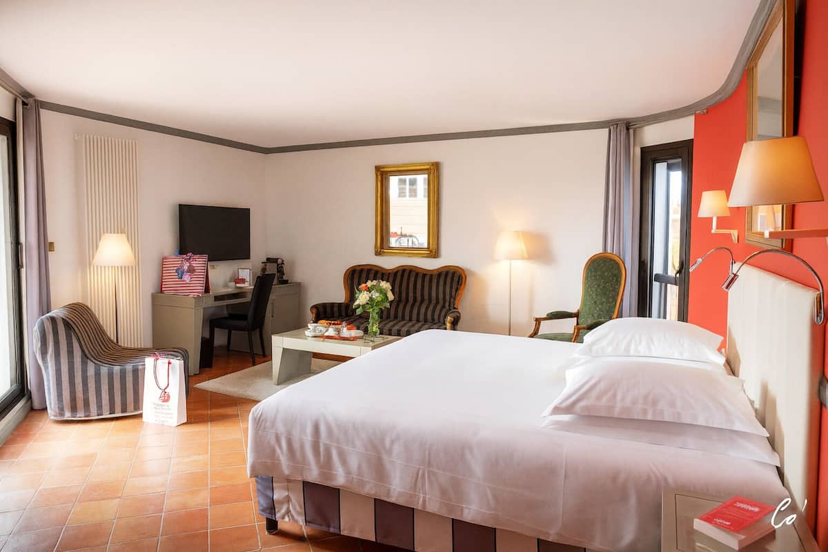 Superior Room | Peralatan tempat tidur premium, bar mini, peti besi dalam bilik, meja