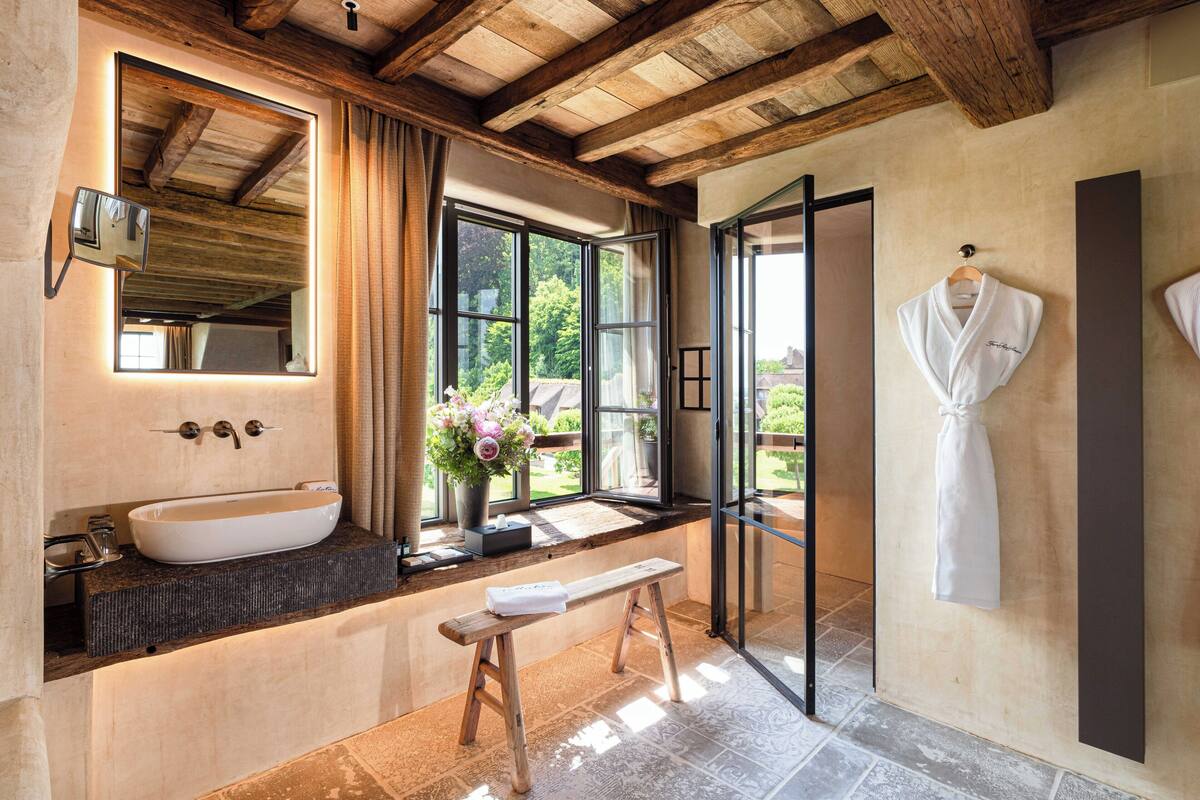 suite, river view (steam shower and balneo bathtub) | bathroom | shower, free toiletries, hair dryer, bathrobes