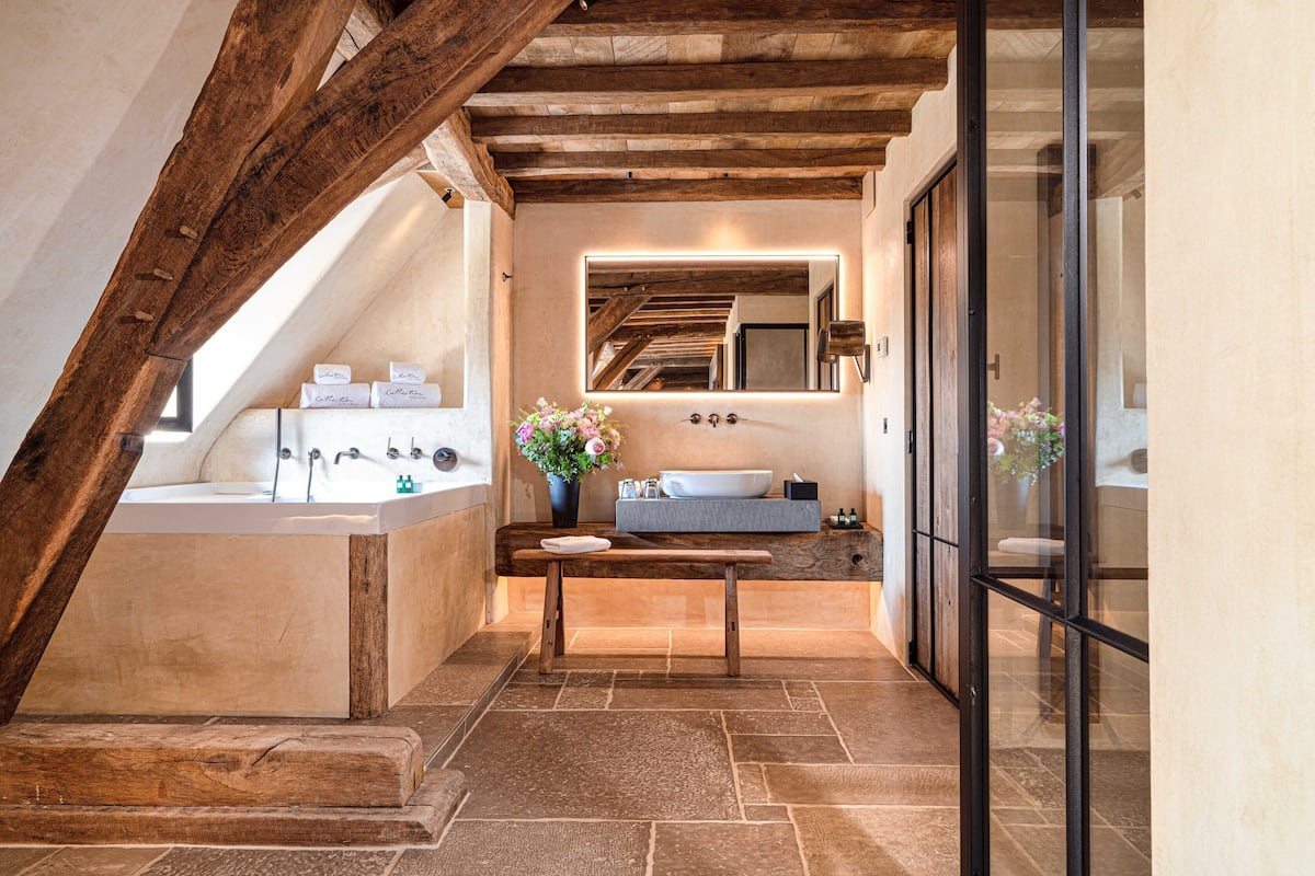 suite, river view (steam shower and balneo bathtub) | bathroom | shower, free toiletries, hair dryer, bathrobes