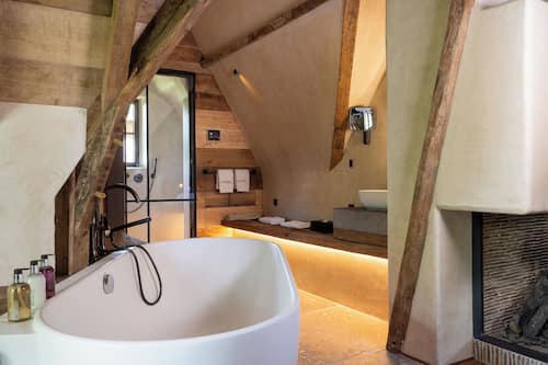Junior-sviitti (Steam Shower and Balneo bathtub) | Kylpyhuone | Suihku, ilmaiset hygieniatuotteet, hiustenkuivaaja, kylpytakit