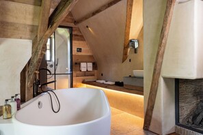 Suite junior (Steam Shower and Balneo bathtub) | Baño | Regadera, amenidades de baño gratuitas, secadora de cabello, batas