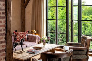 Suite "Ciels de Seine" avec douche et baignoire spa | Coin séjour | Télévision à écran plat de 80 cm avec chaînes par satellite, télévision