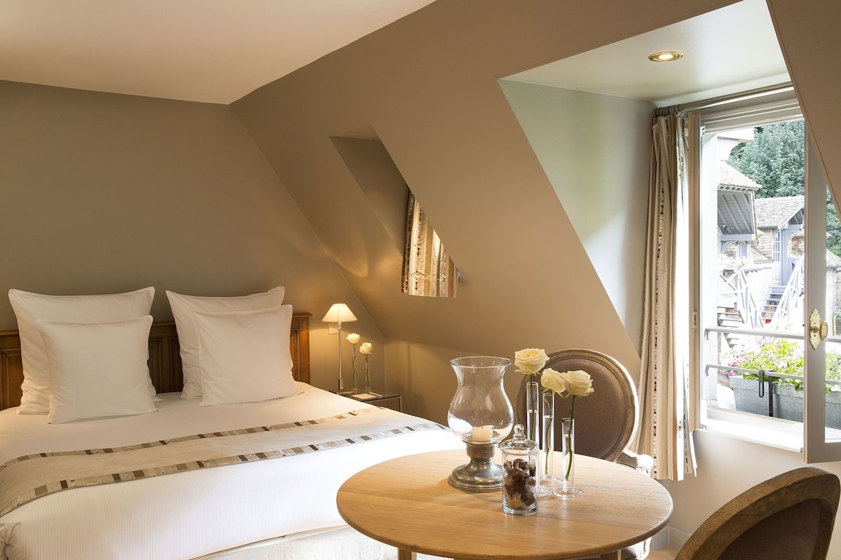 Ropa de cama de alta calidad, camas con pillow-top y minibar
