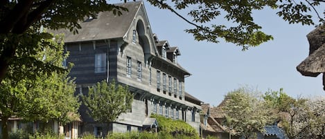 Vista frontal de la propiedad