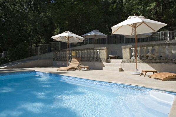 Una piscina al aire libre de temporada (de 08:00 a 19:00), sombrillas