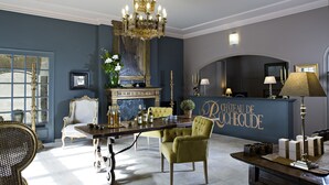 Lobby sitting area - Chateau De Rochegude (Rochegude)