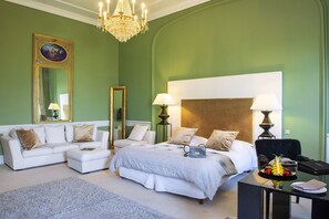 Suite | Minibar, in-room safe, individually decorated, individually furnished