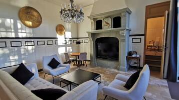 جناح | 1 غرفة نوم وميني بار وخزنة داخل الغرفة وبديكورات فريدة لكل غرفة