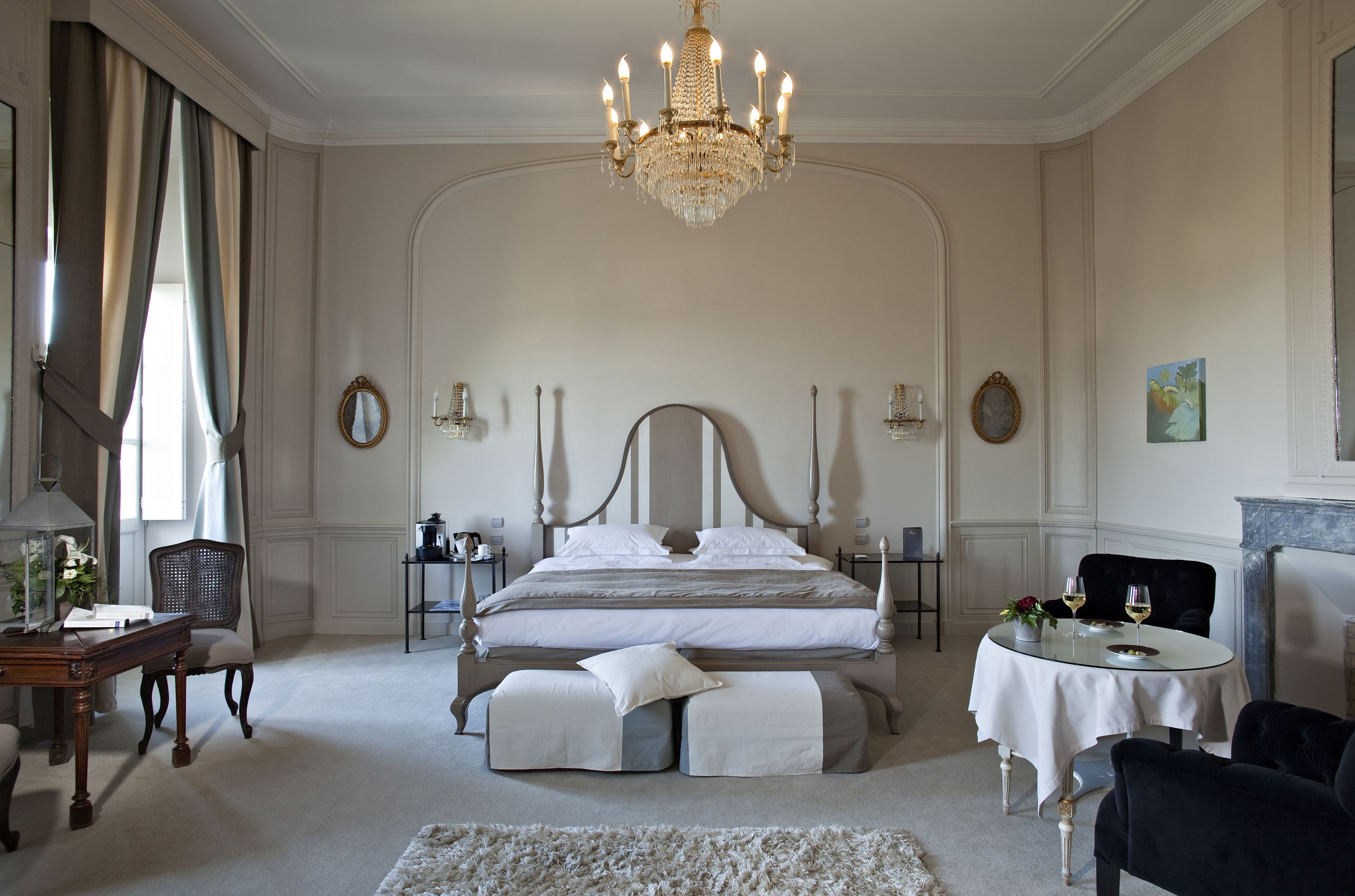 Junior Suite | Minibar, in-room safe, individually decorated, individually furnished