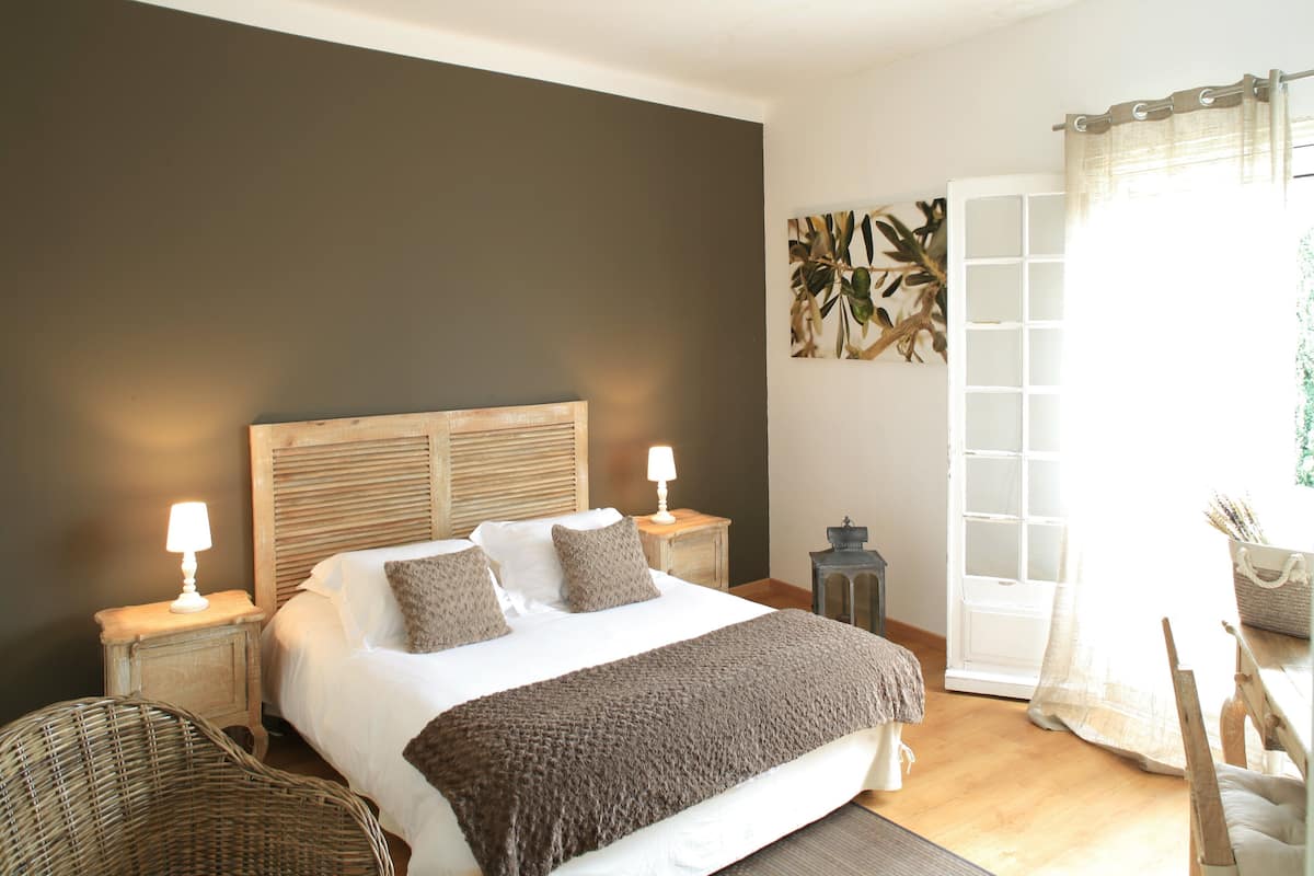 Habitación doble clásica | Caja de seguridad en la habitación y tabla de planchar con plancha