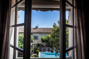 Quarto casal conforto, 1 cama King | Vista para o jardim