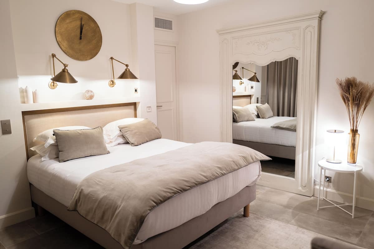 Habitación doble Confort, 1 cama King size | Caja de seguridad en la habitación y tabla de planchar con plancha