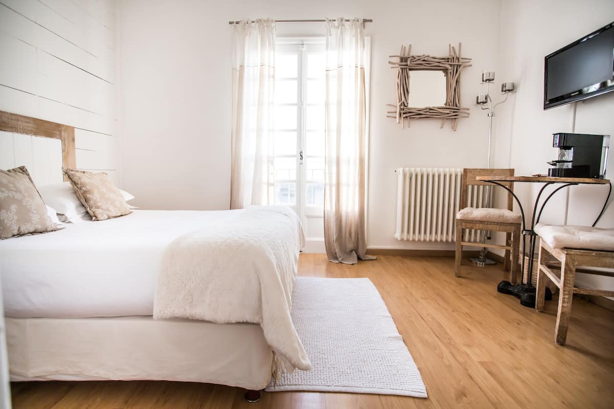 Kamar Double Comfort, 1 Tempat Tidur King | Brankas, setrika/meja setrika, Wi-Fi, dan seprai linen
