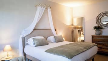 Classic Double Room | In-room safe, iron/ironing board, WiFi, bed sheets