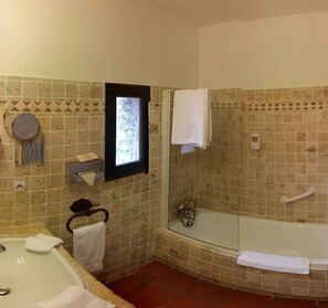 Superior Double Room | Bathroom | Hair dryer, towels - Château de Trigance (Trigance)