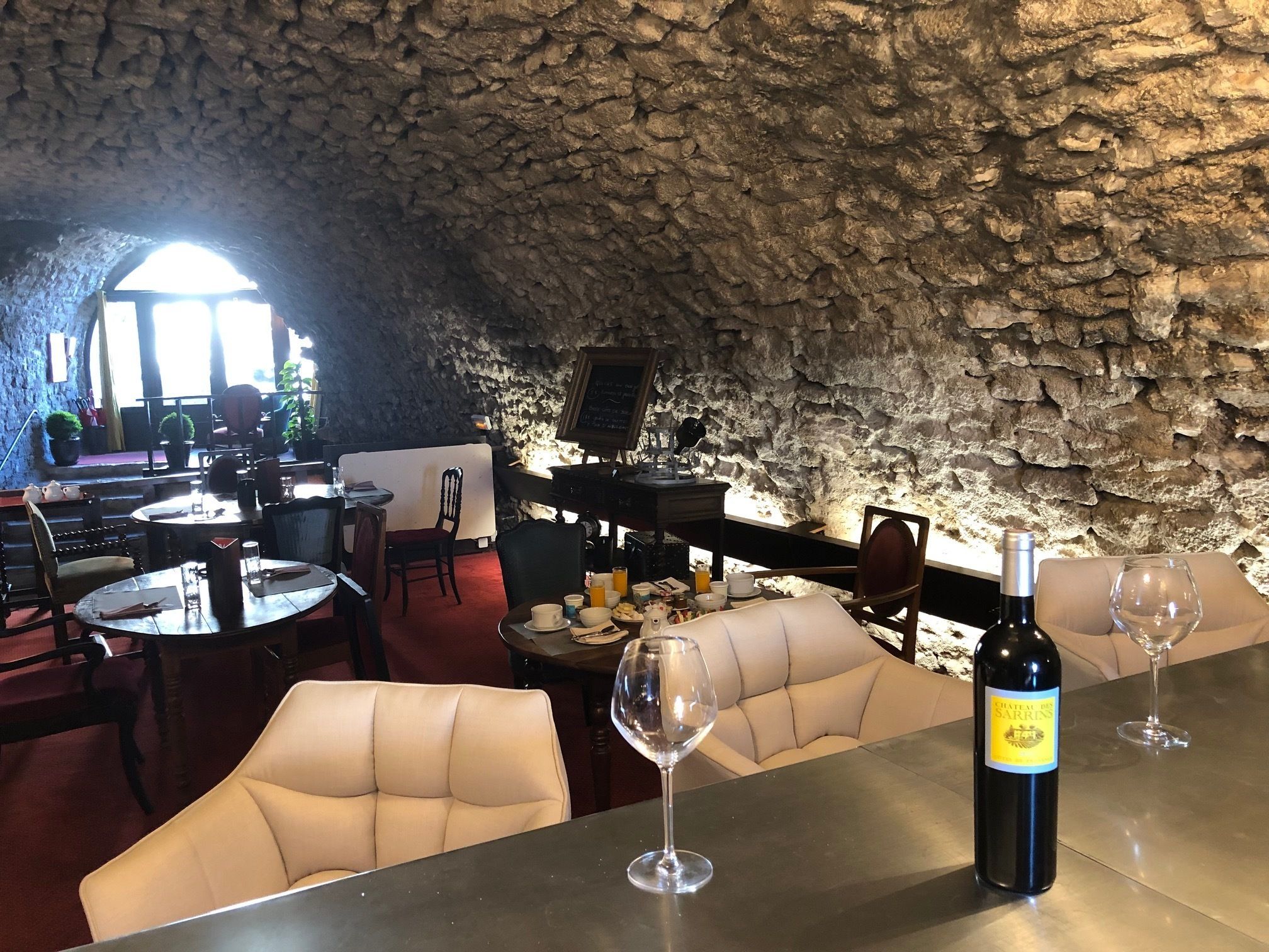 wine bar, al fresco dining, open daily