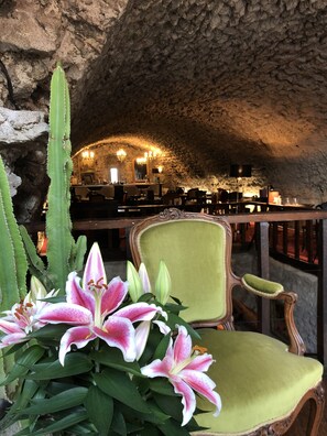 Se sirven desayunos y almuerzos, restaurante con mesas al aire libre 