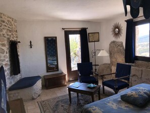 1 habitación, caja de seguridad en la habitación y escritorio 