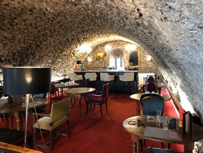 Wine bar, alfresco dining, open daily - Château de Trigance (Trigance)