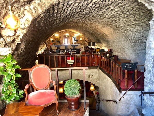 Bar de vinos, con mesas al aire libre, abre todos los días