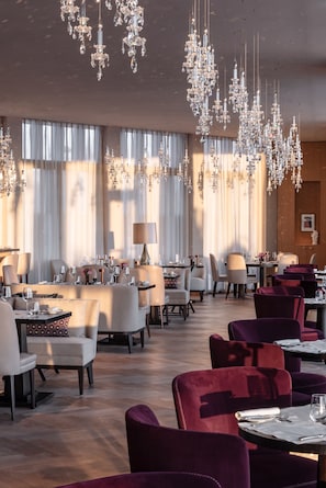 Hi ha 2 restaurants amb esmorzars
