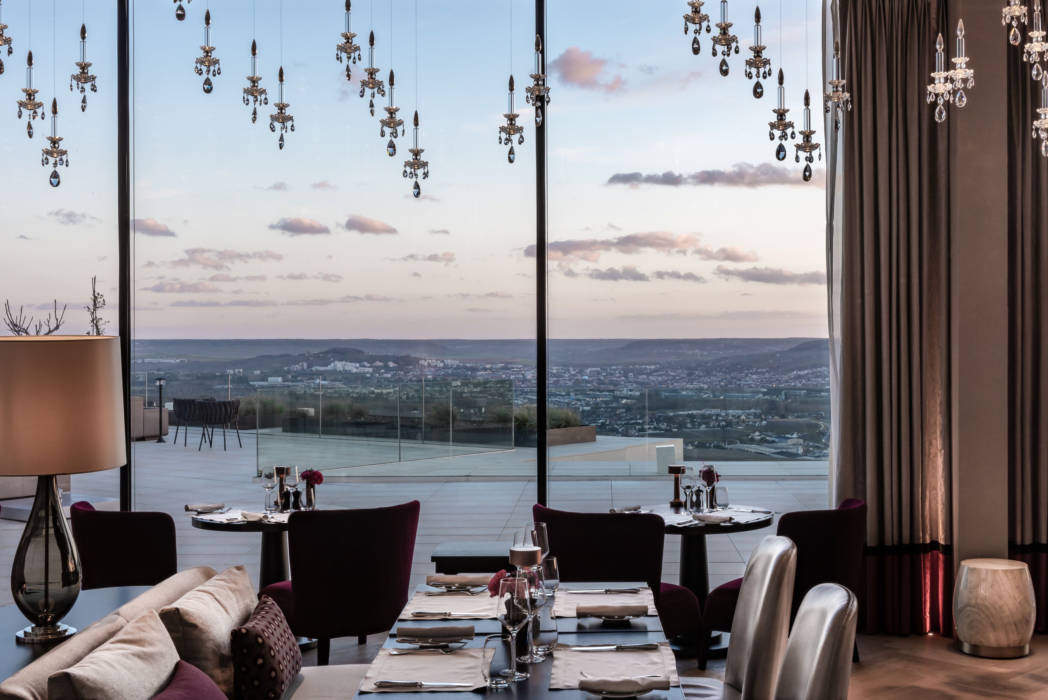 2 か所のレストラン、朝食に営業