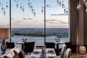 2 restaurants, breakfast served