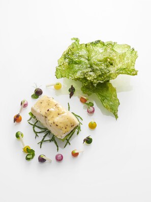 2 restaurantes, se sirve desayuno 