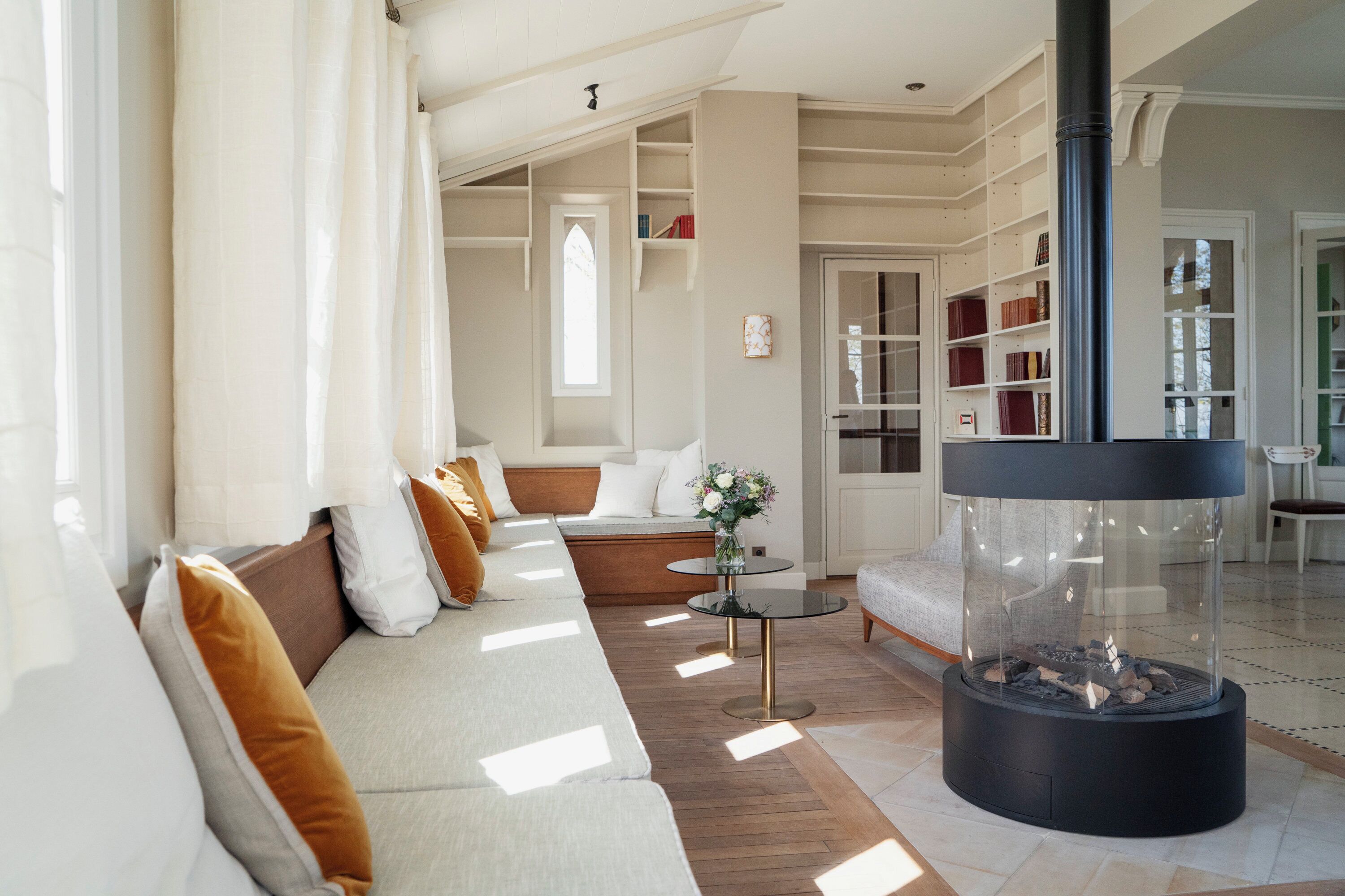 2 restaurants, breakfast served