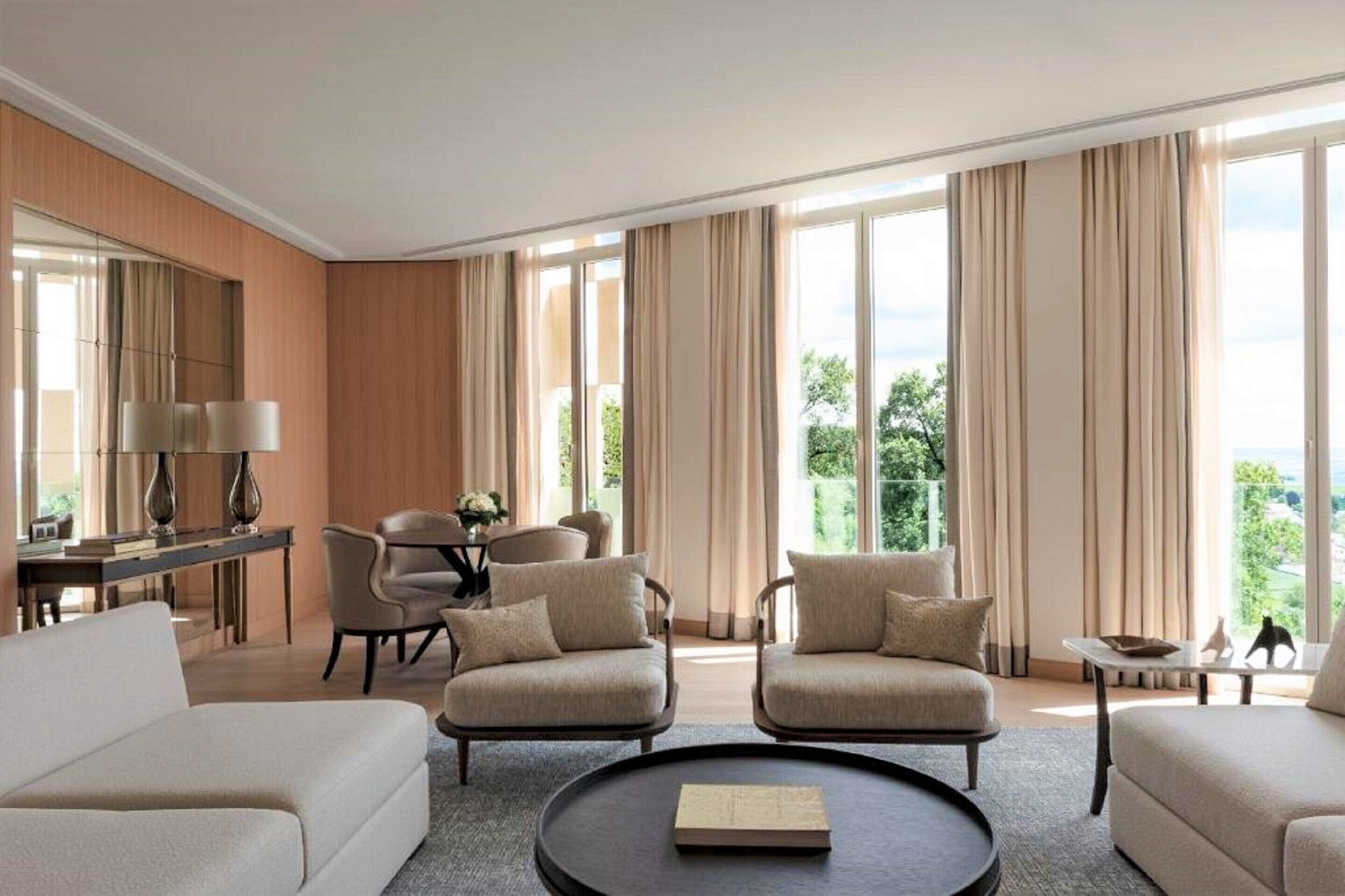 Literie de qualité supérieure, matelas mémoire de forme, minibar