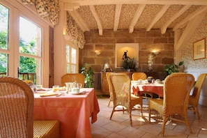 Tägliches Frühstücksbuffet (22 EUR pro Person)