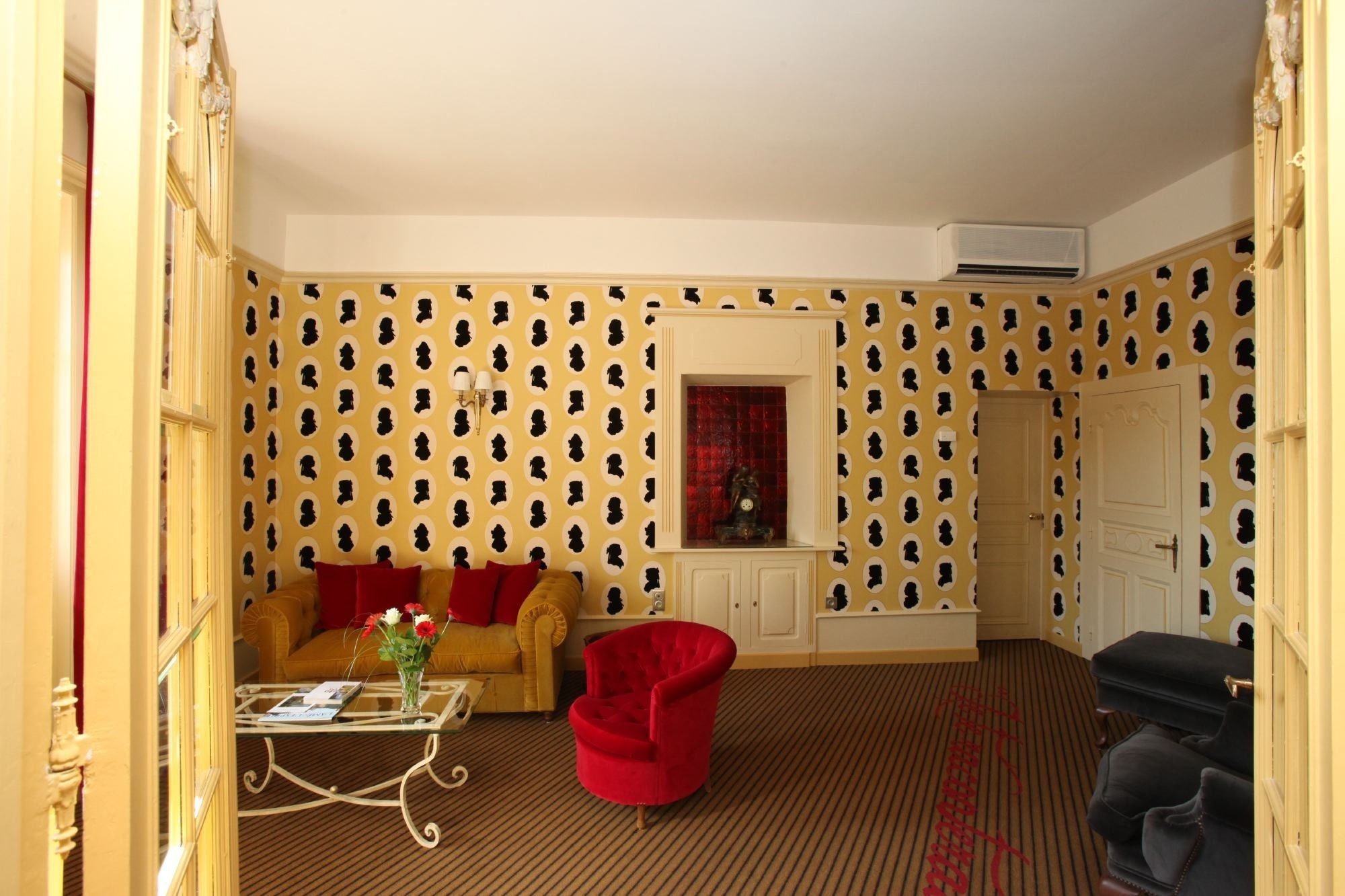 suite, 1 king bed (single use) | living area | flat-screen tv