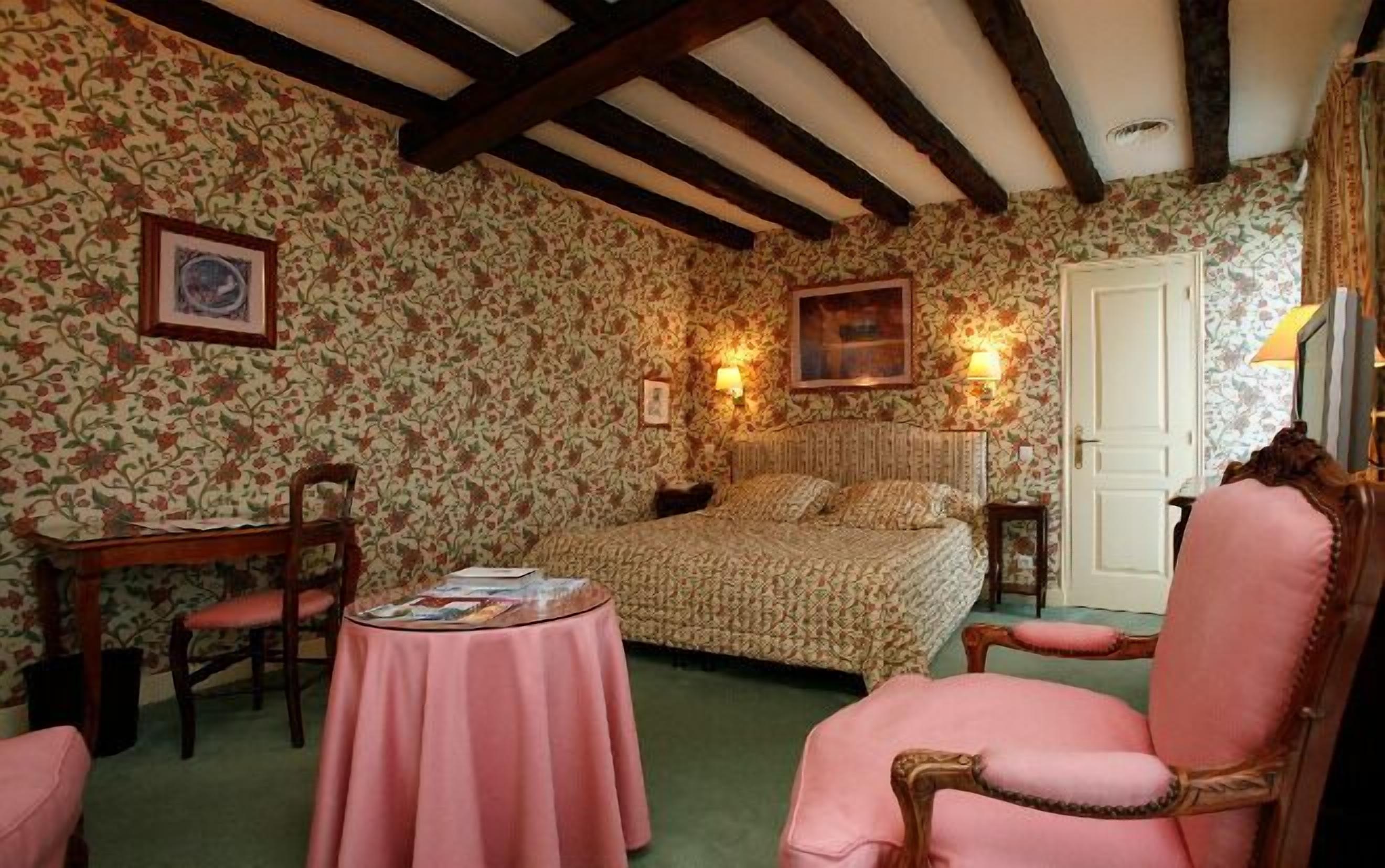 standard room, 1 king bed | premium bedding, in-room safe, desk, iron/ironing board