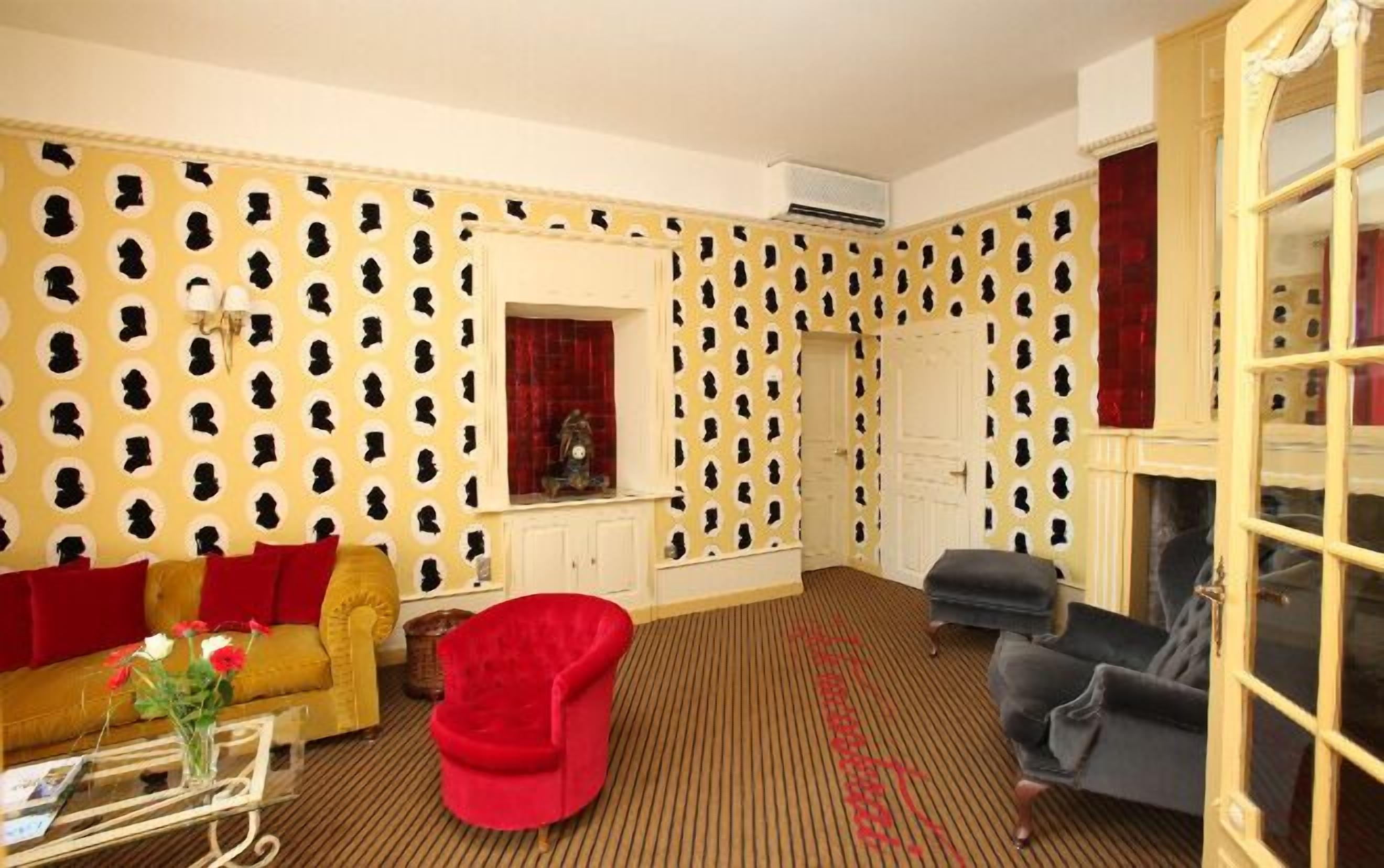 suite, 1 king bed (double or twin) | living room | flat-screen tv