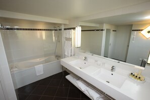 Habitació superior, 1 llit de matrimoni gran | Bany | Combinació de dutxa i banyera i articles de tocador gratuïts 