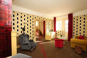 Premium bedding, in-room safe, desk, iron/ironing board