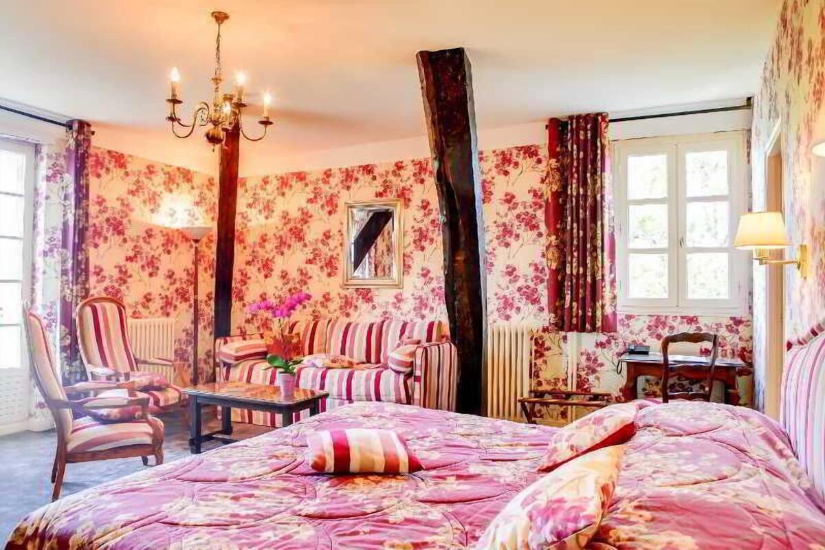 premium bedding, in-room safe, desk, iron/ironing board