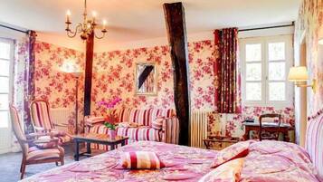 Premium bedding, in-room safe, desk, iron/ironing board