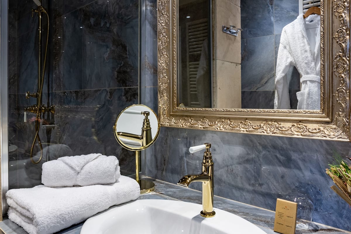 comfort room | bathroom | free toiletries, hair dryer, bathrobes, towels