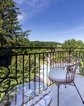 Deluxe-Zimmer, Balkon, Poolblick | Terrasse/Patio