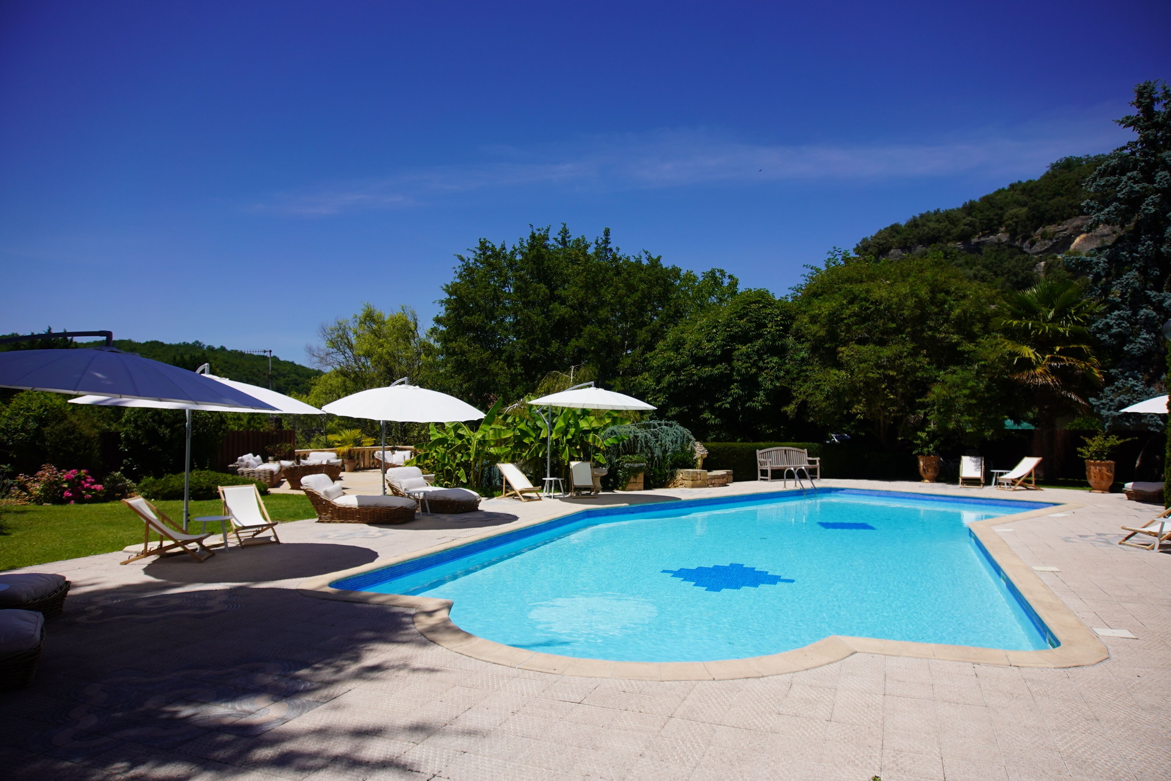 Alberca al aire libre, acceso de 08:00 a 22:00, y camastros 